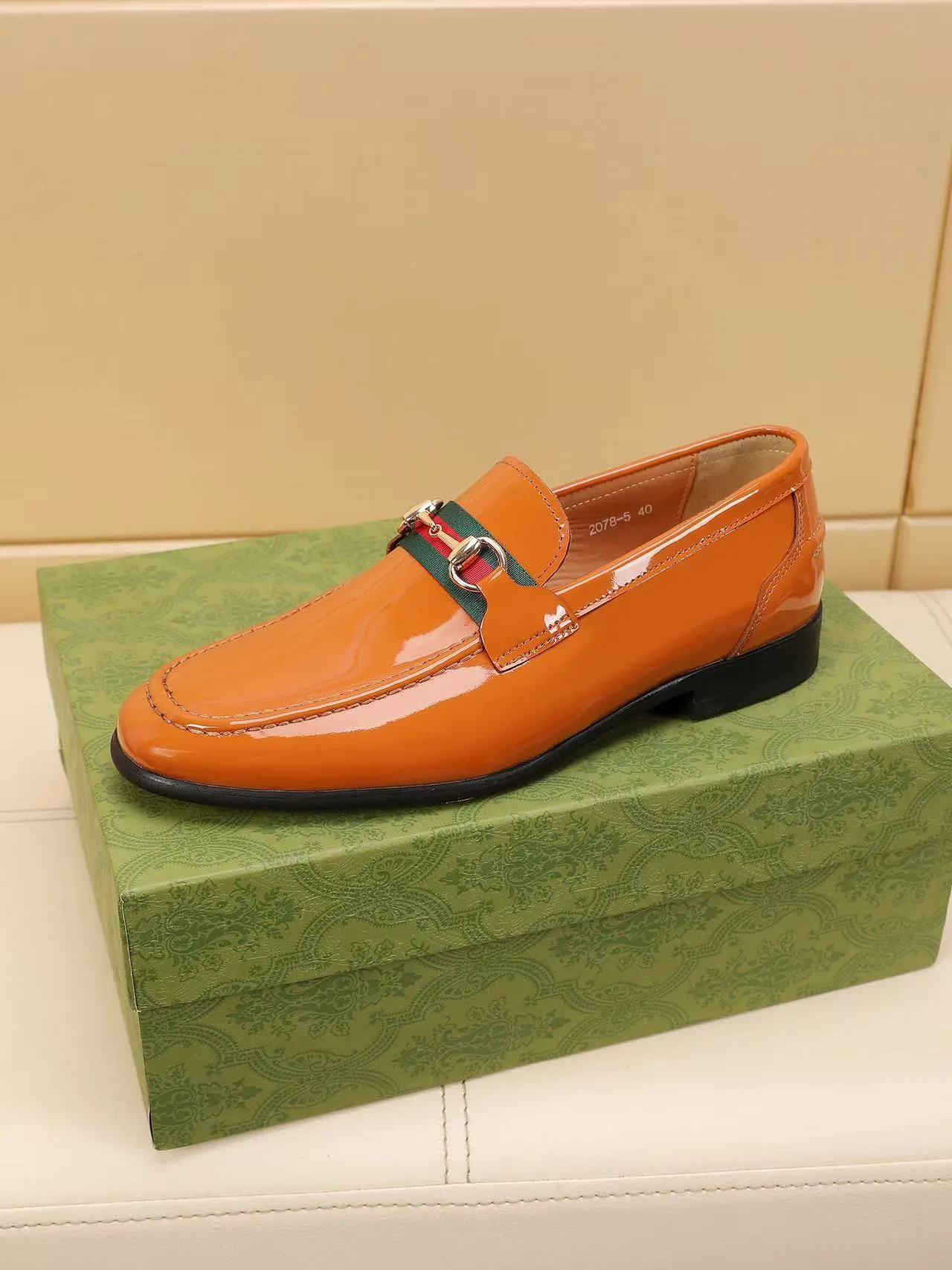 Men's men's shoes 💰440 🆘【GUCCI】Gucci ·🐂里· Hot-selling beanie shoes, top brand luxury, top quality, latest fashion beanie shoes.. The upper is made of original high mercerized smooth cow suede. (Full top-layer water-dyed 🐂 leather and lining). The original stylish and stylish soft rubber wear-resistant and non-slip outsole is light and comfortable on the foot, available in 2 colors! Matching code: 39-45 (38.46. Customized)